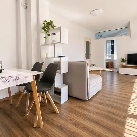 1br Ap With Location & Big Balcony Apartman