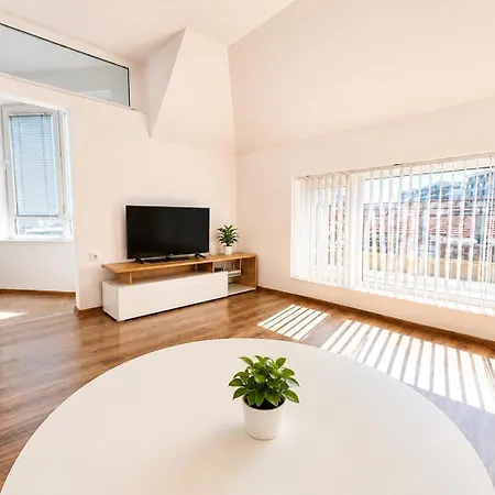 1br Ap With Location & Big Balcony Apartman *