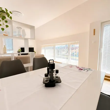 Apartman 1br Ap With Location & Big Balcony