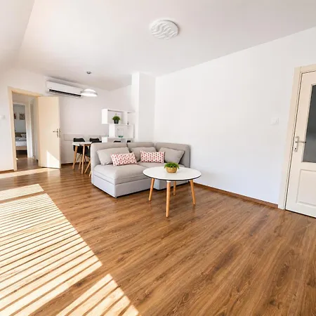 1br Ap With Location & Big Balcony Apartman
